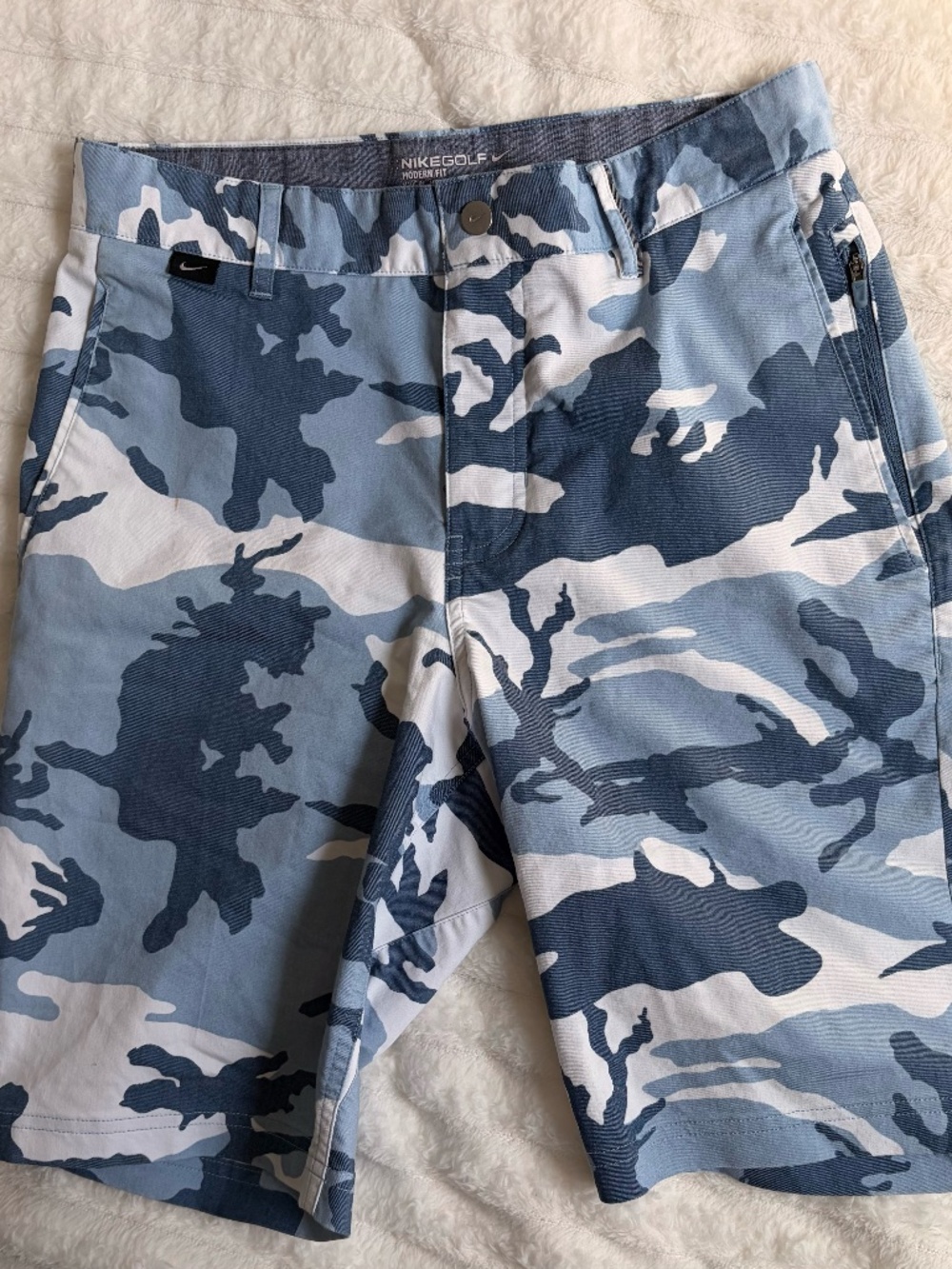 Nike Golf Men's Modern Fit Small shorts, blue camo performance flat front, snap